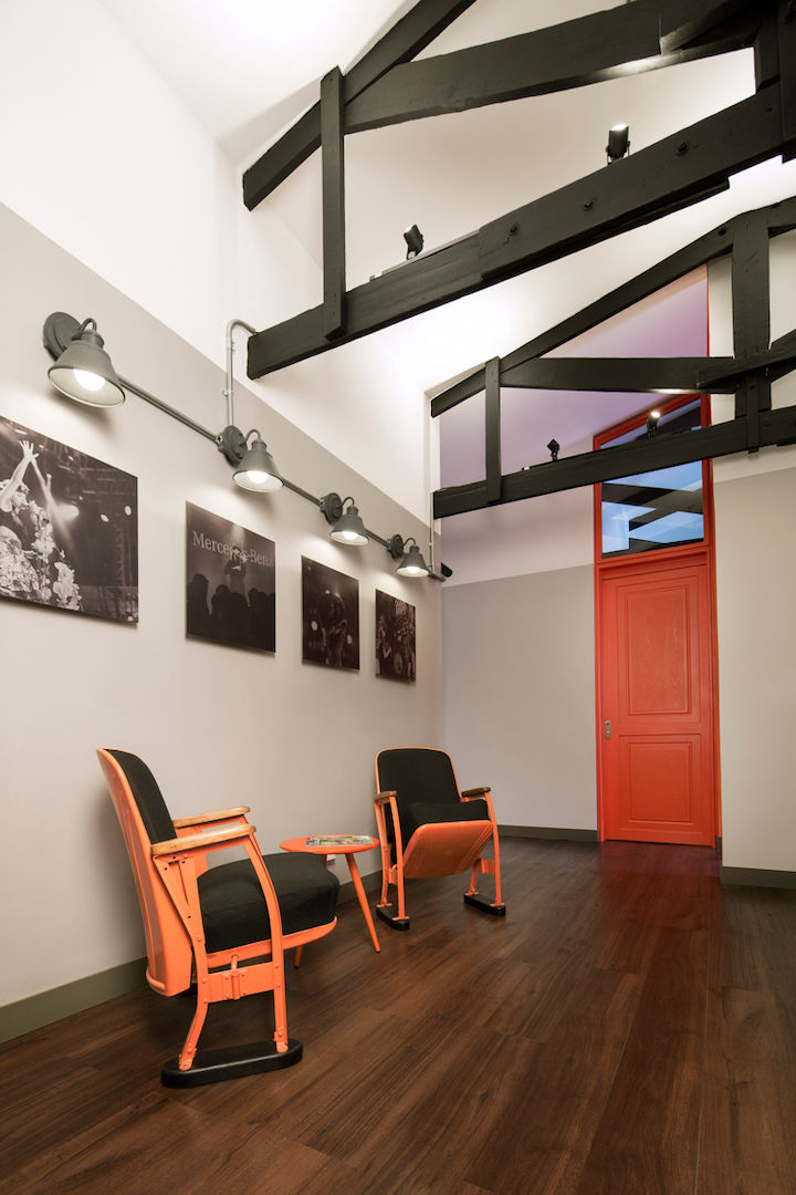 Arbol Naranja/Loop Entertainment, entrearquitectosestudio entrearquitectosestudio Modern Corridor, Hallway and Staircase Wood Wood effect