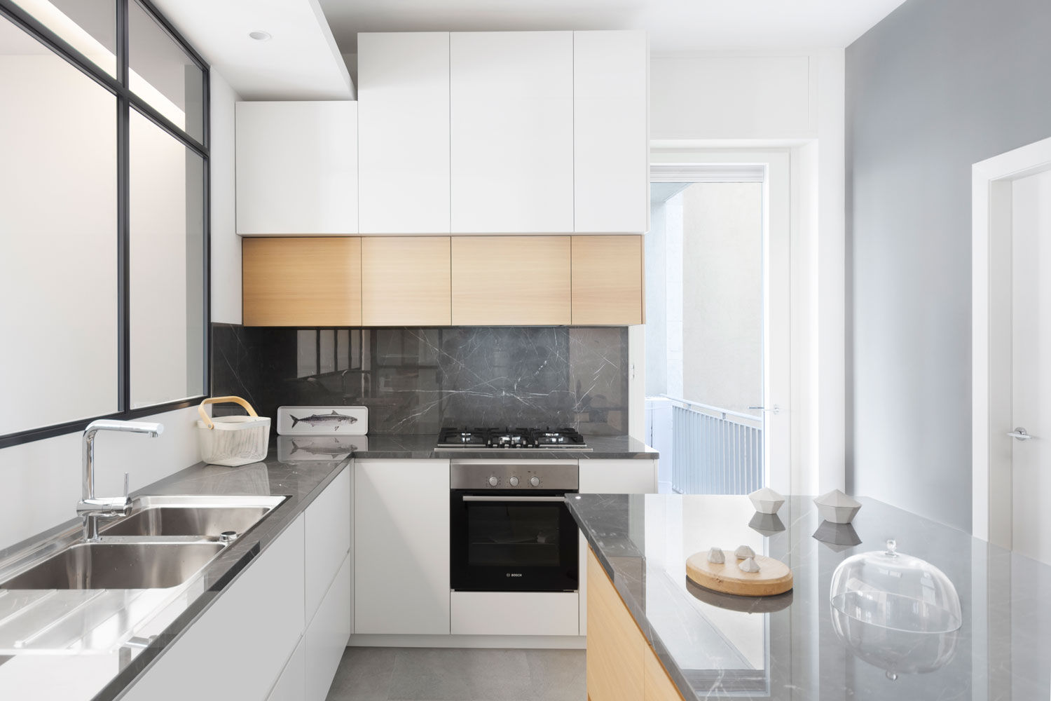 DMC | Round the Corner Apartment, PLUS ULTRA studio PLUS ULTRA studio Built-in kitchens Marble