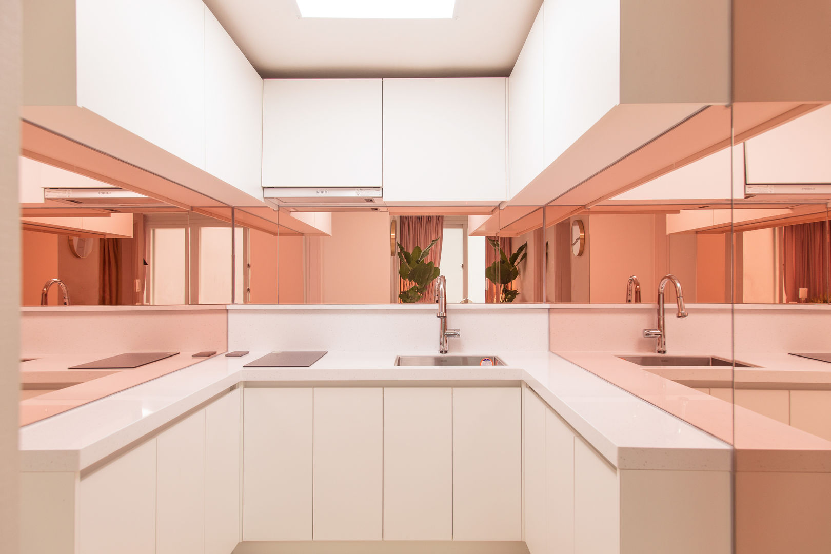 붙박이장을 활용한 한남동 신혼집 거실 인테리어&스타일링, 아트리어 아트리어 オリジナルデザインの キッチン