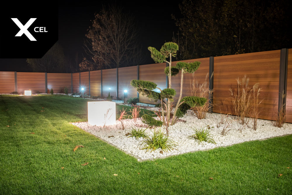 Day and Night. Nowoczesne ogrodzenie aluminiowe Xcel, XCEL Fence XCEL Fence Modern style gardens