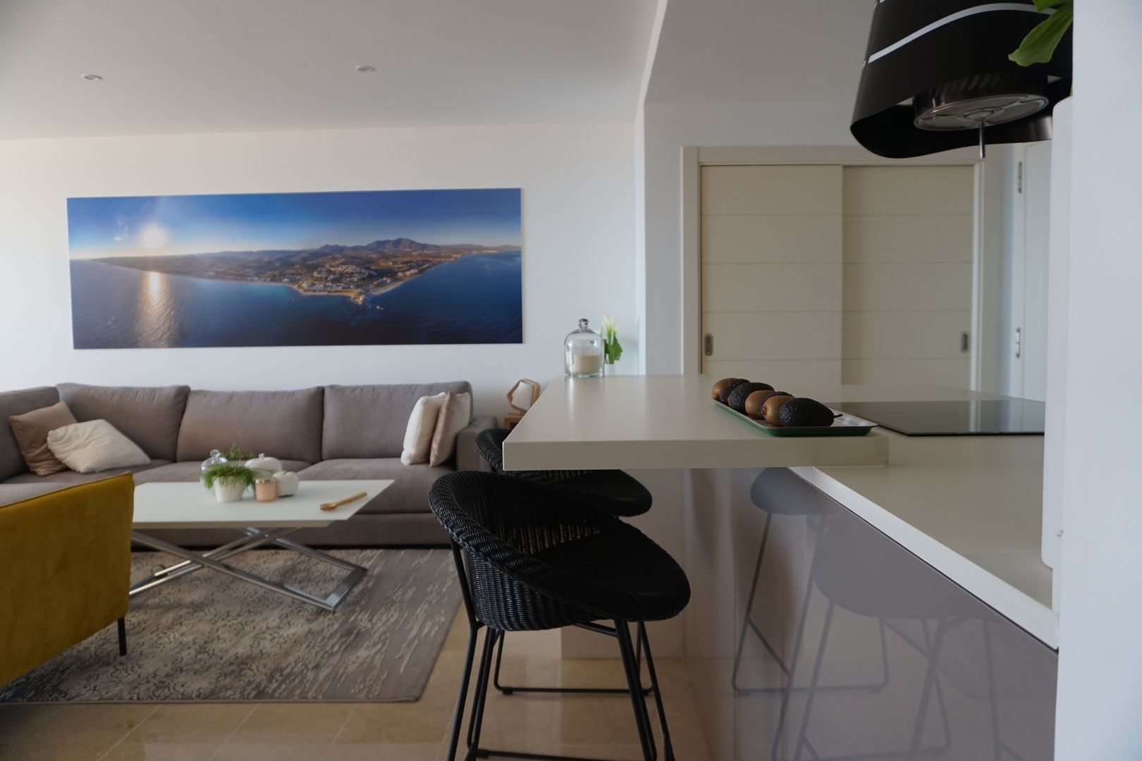 Proyecto e instalación de cocina moderna abierta al salón en Málaga, Decodan - Estudio de cocinas y armarios en Estepona y Marbella Decodan - Estudio de cocinas y armarios en Estepona y Marbella ครัวบิลท์อิน