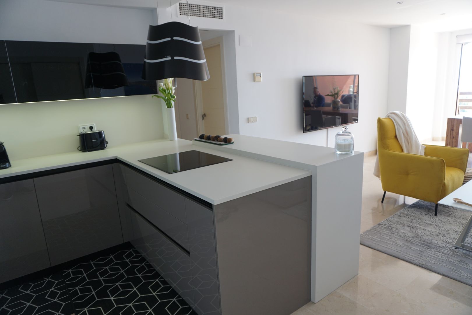 Proyecto e instalación de cocina moderna abierta al salón en Málaga, Decodan - Estudio de cocinas y armarios en Estepona y Marbella Decodan - Estudio de cocinas y armarios en Estepona y Marbella Małe kuchnie