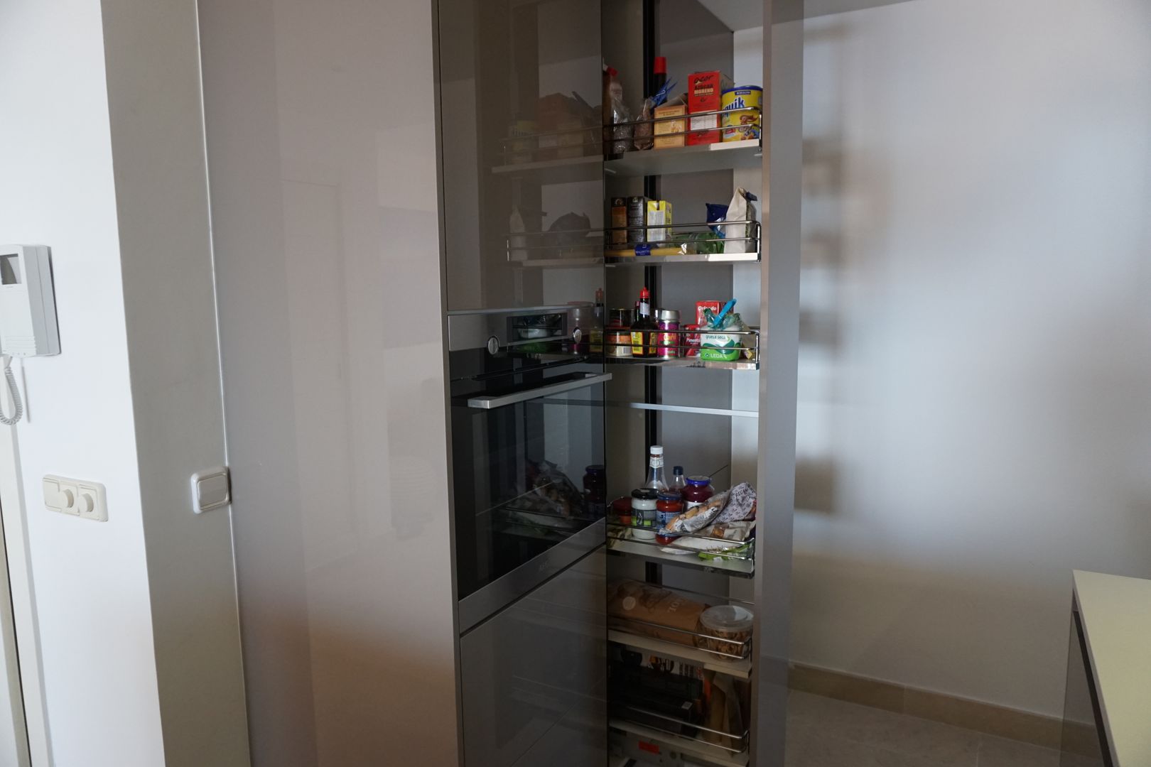 Proyecto e instalación de cocina moderna abierta al salón en Málaga, Decodan - Estudio de cocinas y armarios en Estepona y Marbella Decodan - Estudio de cocinas y armarios en Estepona y Marbella Modern style kitchen Storage