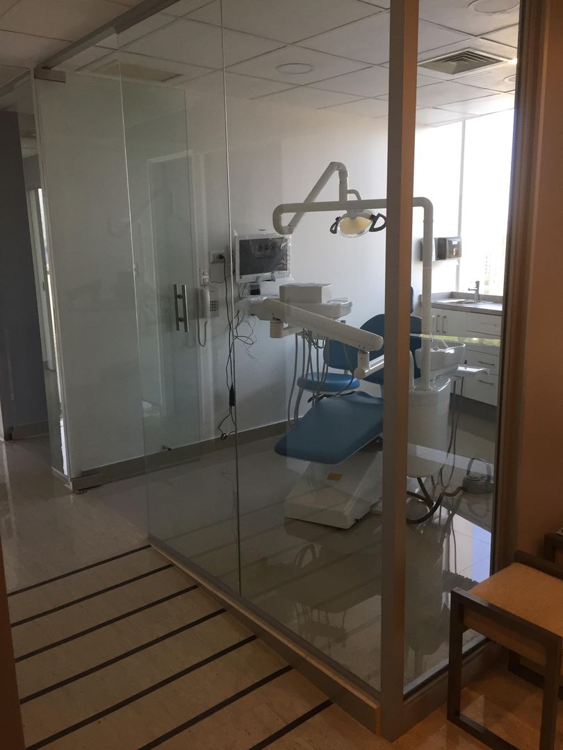 Remodelación de Clinica dental en La Dehesa, comuna de Lo Barnechea, Arqsol Arqsol Espaços comerciais Clínicas