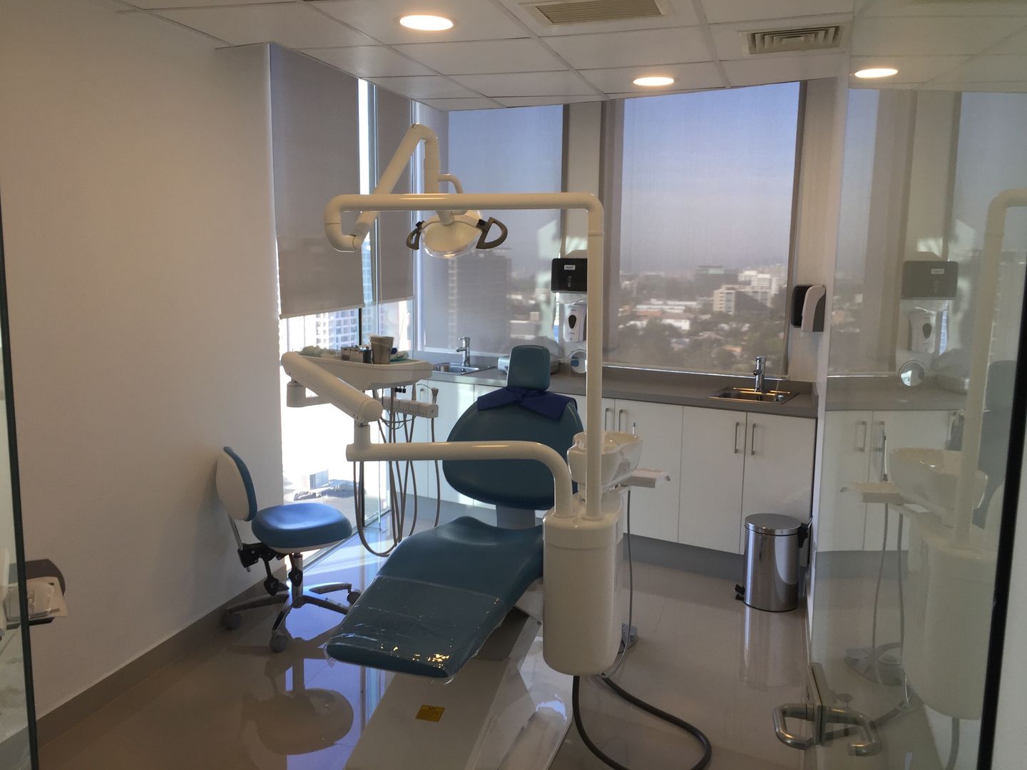 Remodelación de Clinica dental en La Dehesa, comuna de Lo Barnechea, Arqsol Arqsol พื้นที่เชิงพาณิชย์ คลินิก