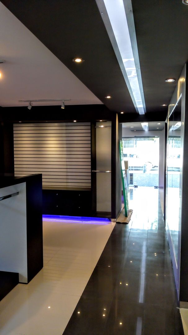 DISEÑO Y CONSTRUCCION TIENDA ANNY OUTFITS, Brassea Mancilla Arquitectos, Santiago Brassea Mancilla Arquitectos, Santiago Commercial spaces Wood-Plastic Composite Commercial Spaces