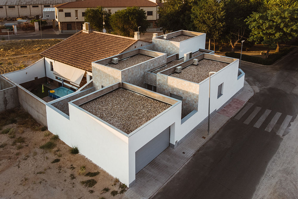 Casa con cuatro patios, vista aérea. OOIIO Arquitectura Techos planos Piedra