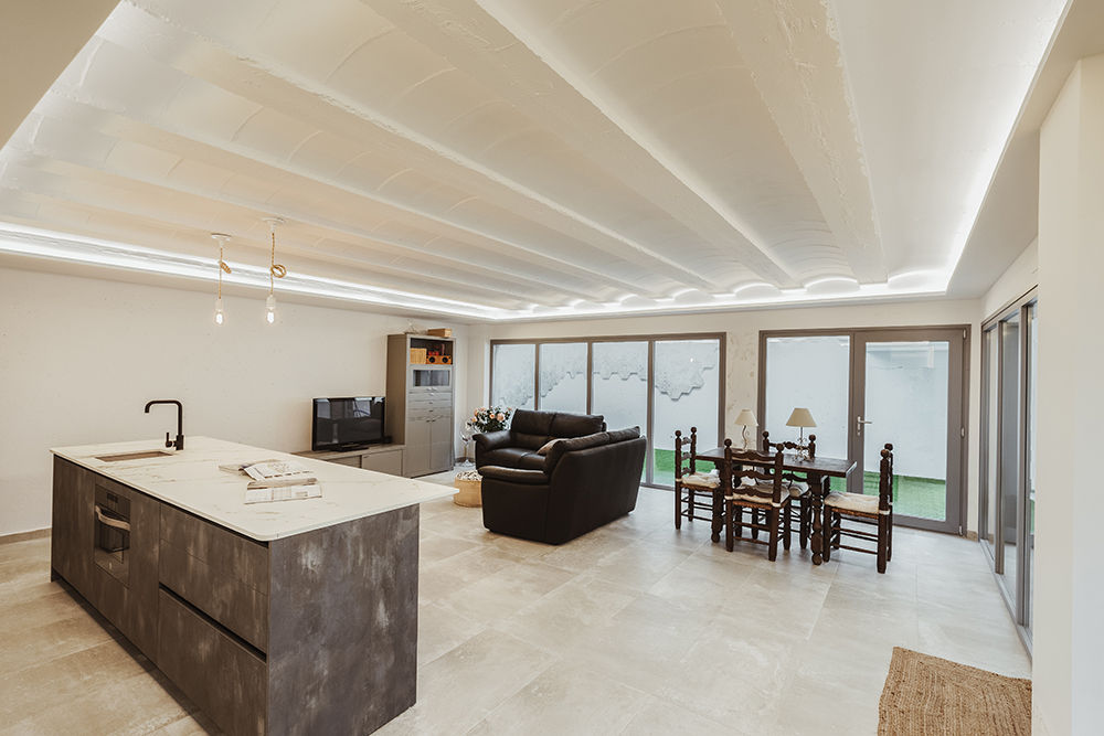 Original casa moderna con 4 patios., OOIIO Arquitectura OOIIO Arquitectura Вітальня Керамічні