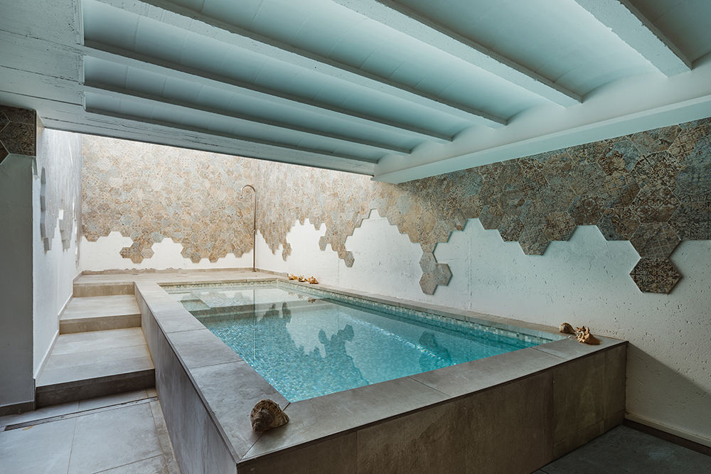 Original casa moderna con 4 patios., OOIIO Arquitectura OOIIO Arquitectura Garden Pool Ceramic