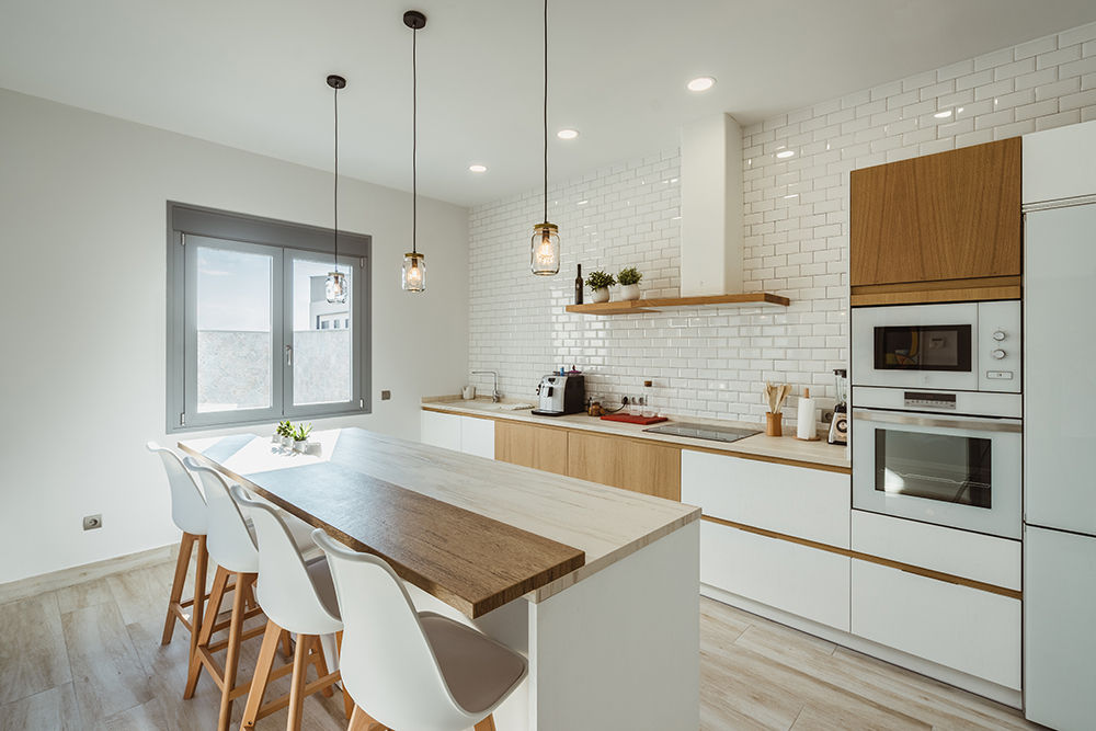 Luminosa cocina de estilo nórdico en Toledo OOIIO Arquitectura Cocinas integrales Madera Acabado en madera cocina,isla de cocina,muebles de cocina,campana de cocina