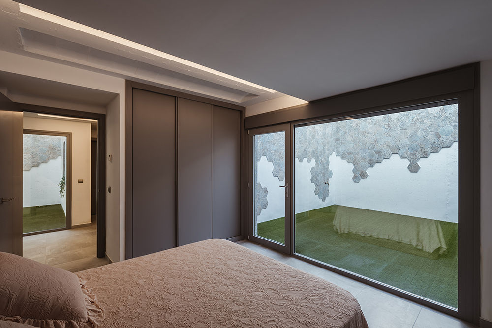Dormitorio de invitados con patio propio OOIIO Arquitectura Cuartos pequeños Madera Acabado en madera
