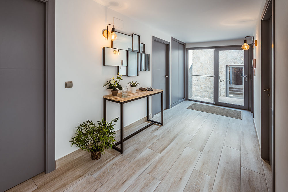 Original casa moderna con 4 patios., OOIIO Arquitectura OOIIO Arquitectura Modern corridor, hallway & stairs Wood Wood effect