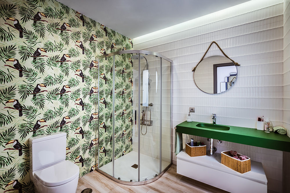 Baño divertido en casa de diseño moderno OOIIO Arquitectura Baños de estilo moderno Cerámico cuarto de baño,mobiliario baño,ducha,lavabo,lavamanos