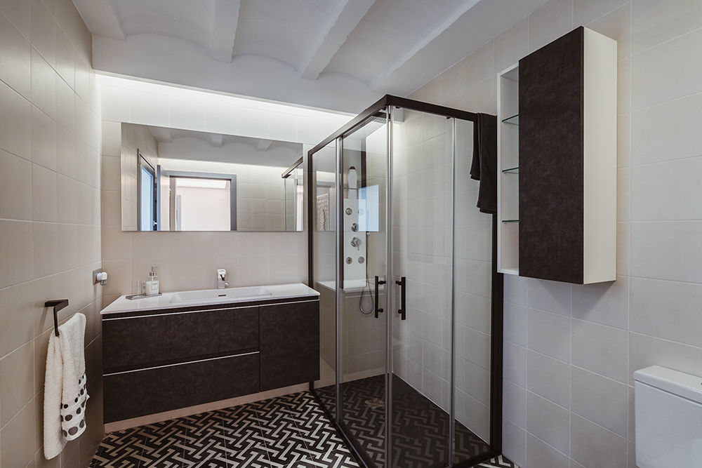 Baño elegante diseñado combinando blancos y negros. OOIIO Arquitectura Baños de estilo moderno Cerámico