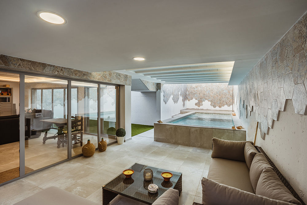 Original casa moderna con 4 patios., OOIIO Arquitectura OOIIO Arquitectura Moderne Pools