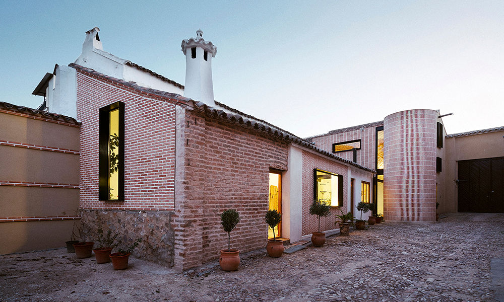 Reforma integral de antiguo pajar a vivienda. OOIIO Arquitectura Casas de campo Ladrillos