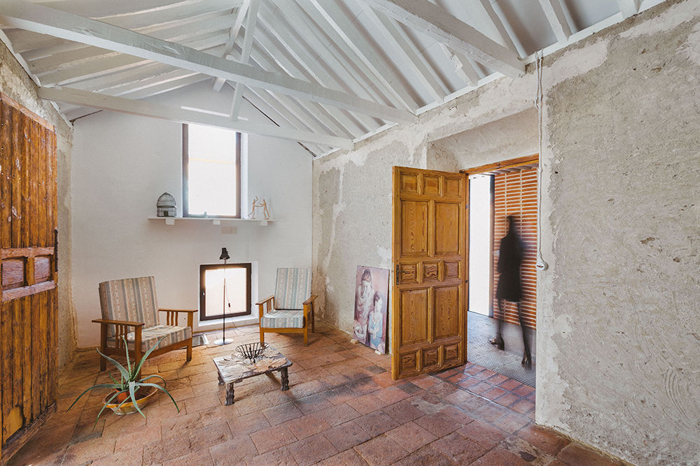 Reforma integral de almacén agrícola como vivienda OOIIO Arquitectura Salones rústicos de estilo rústico Madera Acabado en madera vigas de madera,suelo de barro,rehabilitación,reforma integral