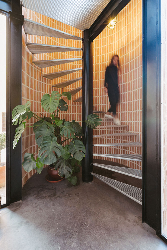 Escalera de caracol integrada en edificio antiguo. OOIIO Arquitectura Escaleras Hierro/Acero