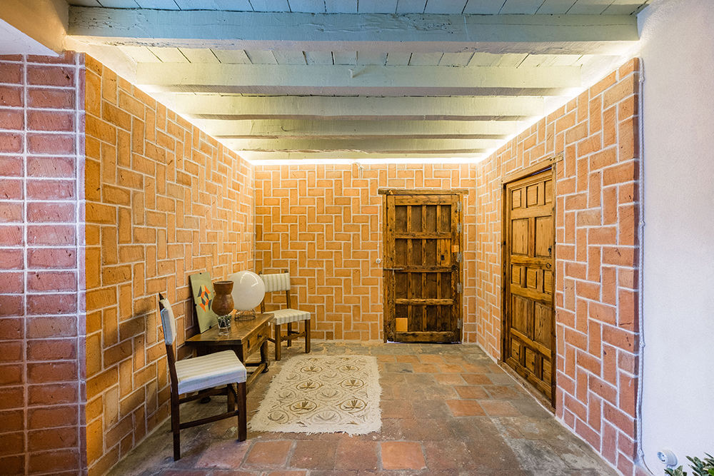 Reforma integral de edificio rural. OOIIO Arquitectura Estudios y despachos de estilo rústico Ladrillos techo de madera,puertas de madera,suelo de barro,casa rústica