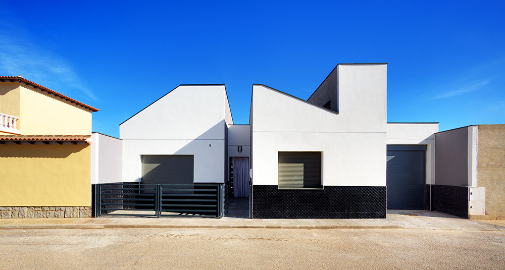 Casa Moderna de una planta. OOIIO Arquitectura Casas unifamilares Aglomerado casa moderna,blanco y negro,casa blanca,casa de diseño