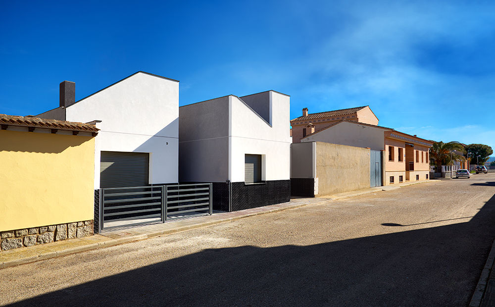 Casa Moderna de una planta. OOIIO Arquitectura Casas pequeñas Aglomerado casa moderna,casa blanca,casa de diseño,casas baratas