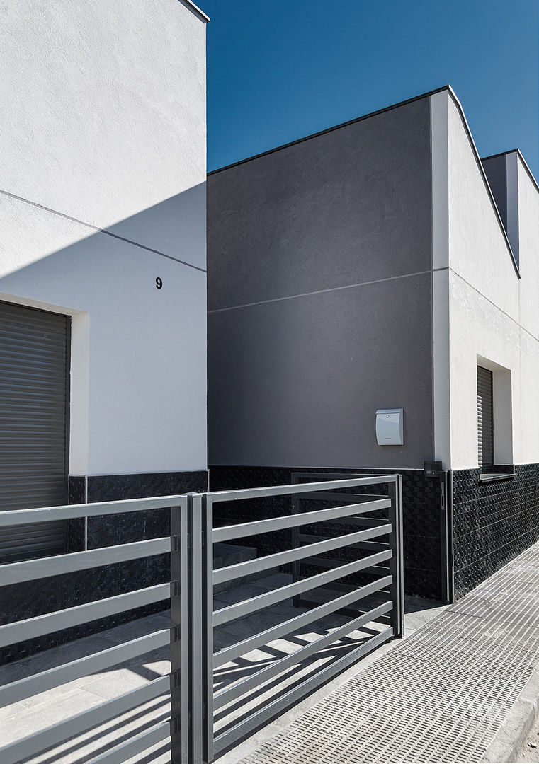 Espacio de entrada de Casa Moderna de una planta. OOIIO Arquitectura Antejardines Aglomerado