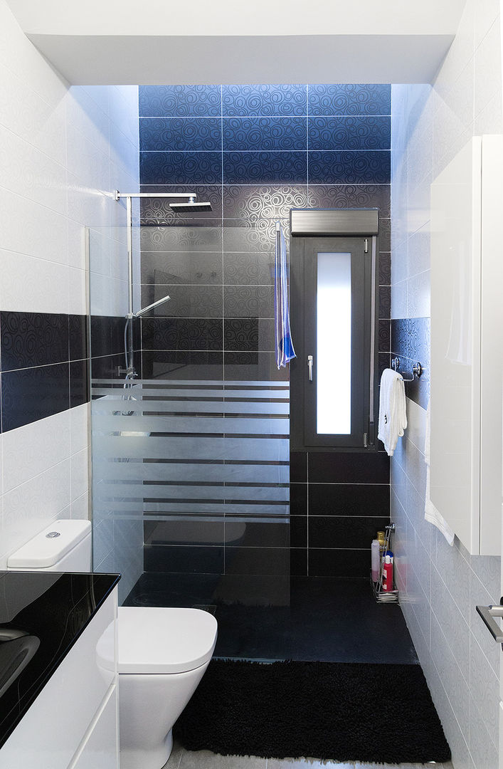 Baño moderno, blanco y negro. OOIIO Arquitectura Baños de estilo moderno Cerámico baños pequeños,cuarto de baño,mobiliario de baño,ducha