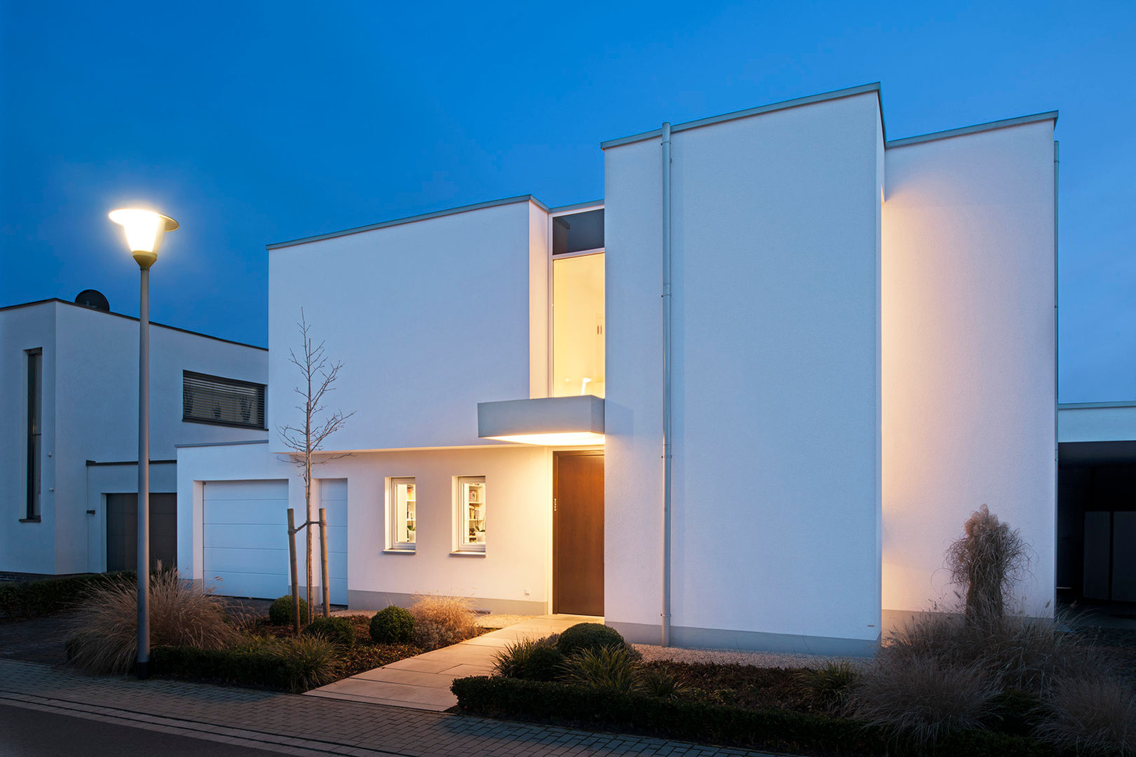 Modernes Vordach Design im Bauhaus-Stil - Eyrich Sonnenschutz