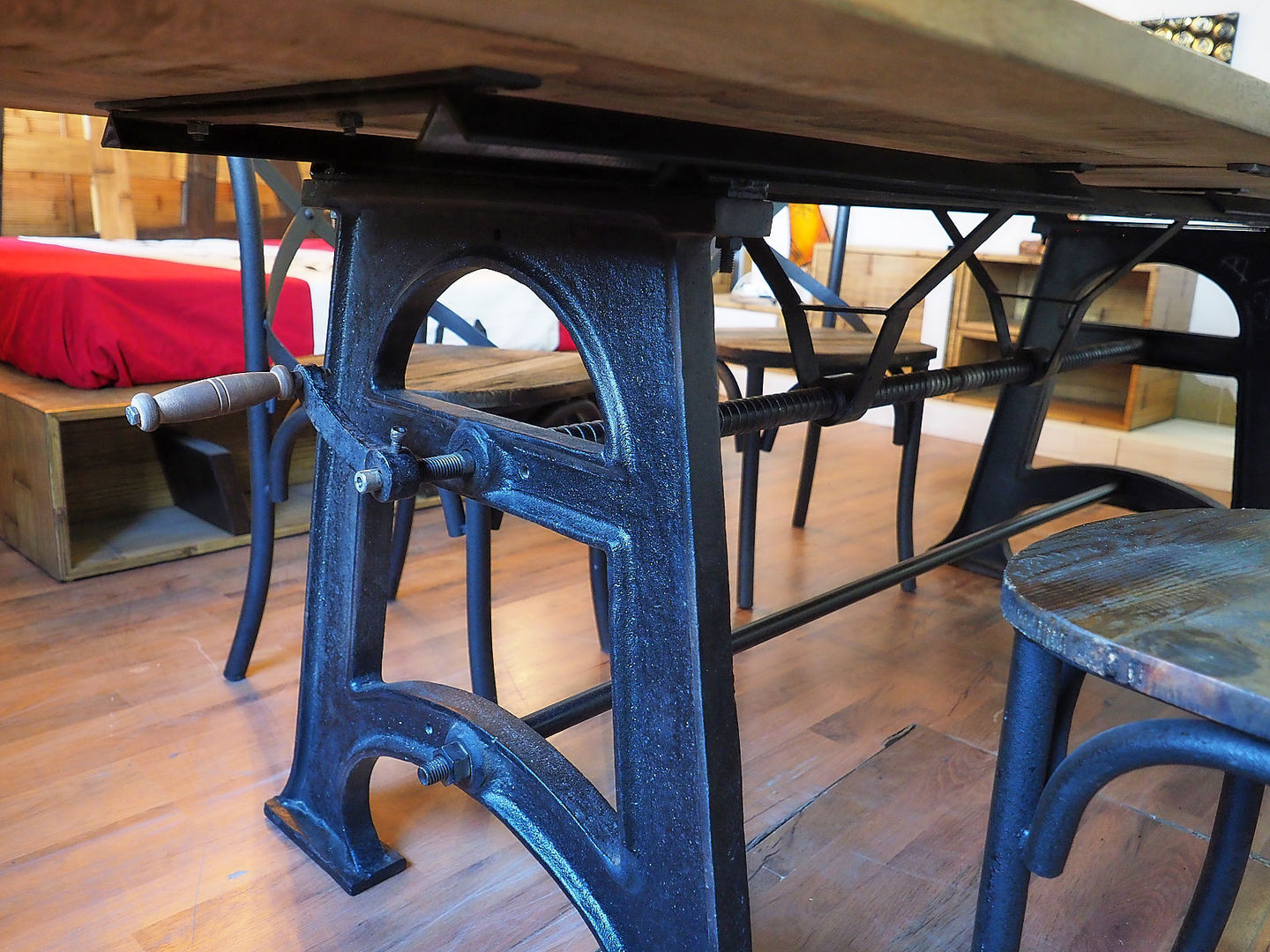 Tavolo allungabile legno massello con struttura in ghisa nuovimondi di Flli Unia snc Soggiorno in stile industriale
