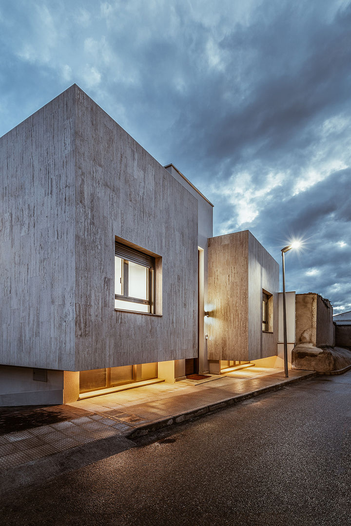 Espectacular fachada de piedra OOIIO Arquitectura Casas de estilo moderno Piedra fachada,iluminación,entrada,casa de diseño