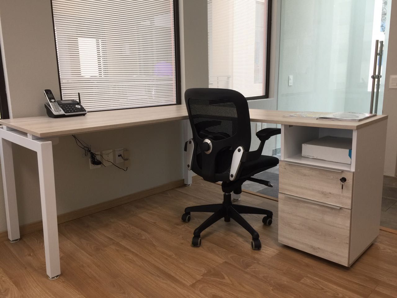 Módulo de Trabajo con Escritorio, Archivero y Silla Recepción GREAT+MINI Estudios y oficinas modernos Compuestos de madera y plástico