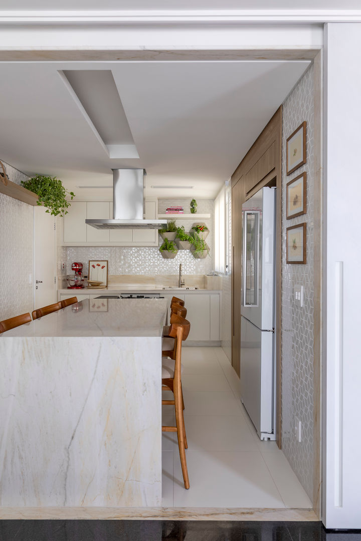 Cozinha sofisticada com integração total, MIS Arquitetura e Interiores MIS Arquitetura e Interiores Cucinino