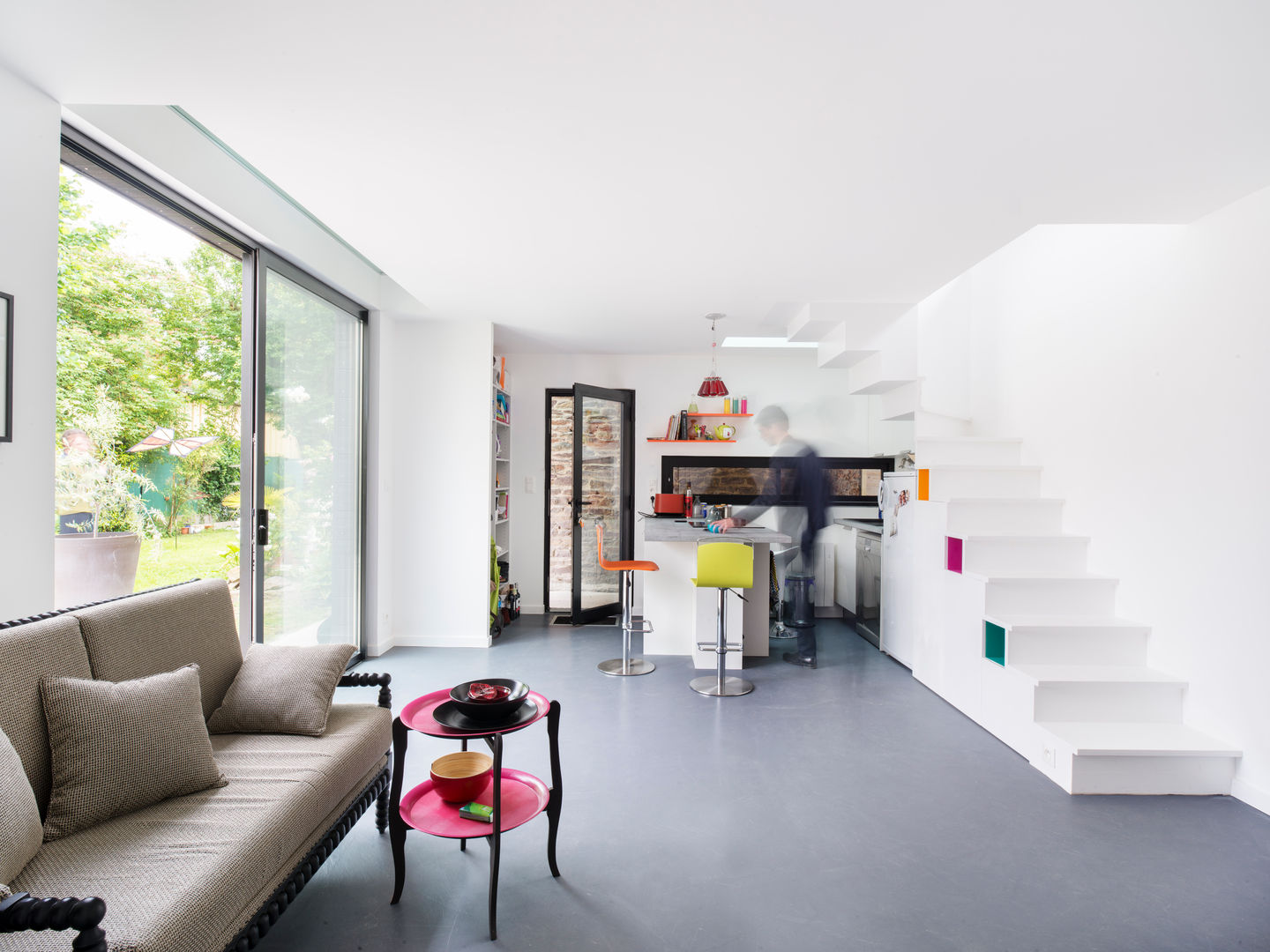 Maison mitoyenne contemporaine 63 m2, Créateurs d'Interieur Créateurs d'Interieur Pasillos, vestíbulos y escaleras modernos