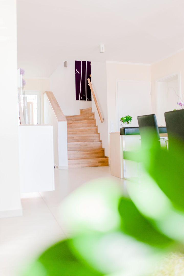 Modernes Esszimmer mit Lederbank und Holztisch ausziehbar, T-raumKONZEPT - Interior Design im Raum Nürnberg T-raumKONZEPT - Interior Design im Raum Nürnberg Stairs Wood Wood effect