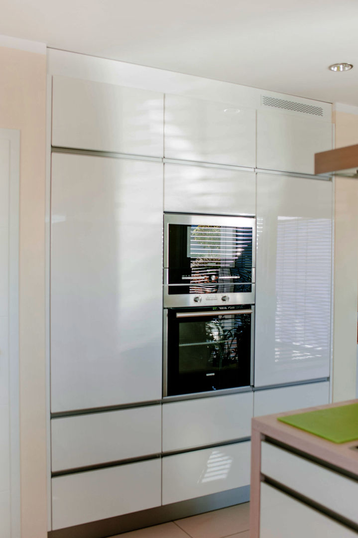 Moderne kleine Küche in weiß Hochglanz mit viel Stauraum, T-raumKONZEPT - Interior Design im Raum Nürnberg T-raumKONZEPT - Interior Design im Raum Nürnberg ครัวบิลท์อิน