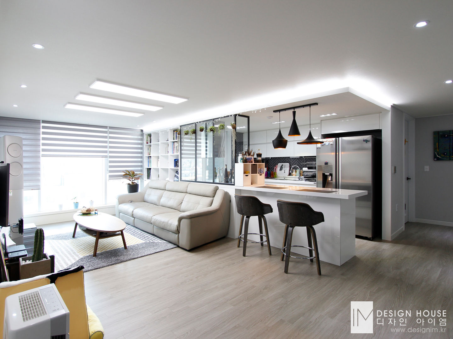 성원상떼빌 34평 -거실, 주방, 디자인아이엠 디자인아이엠 Salas de estar modernas
