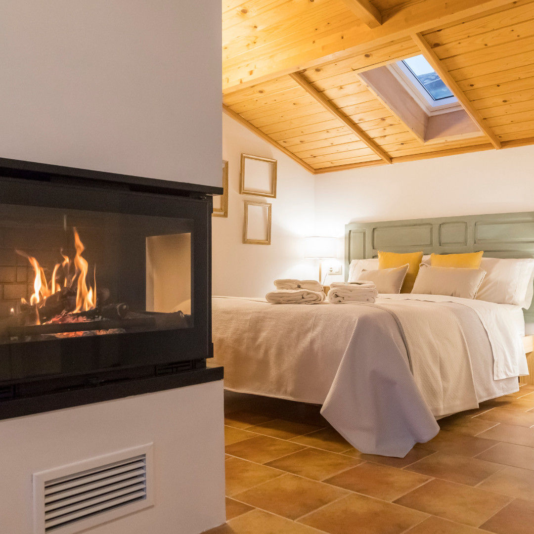 Reforma de apartamento en el casco antiguo de Cuenca. "La Buhardilla del Huécar"., Arte y Vida Arquitectura Arte y Vida Arquitectura Camera da letto piccola