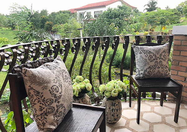Fabulous Vacation House with a Flair – Tagaytay, SNS Lush Designs and Home Decor Consultancy SNS Lush Designs and Home Decor Consultancy Balcone