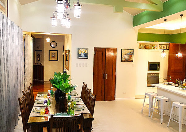 Fabulous Vacation House with a Flair – Tagaytay, SNS Lush Designs and Home Decor Consultancy SNS Lush Designs and Home Decor Consultancy Comedores de estilo mediterráneo