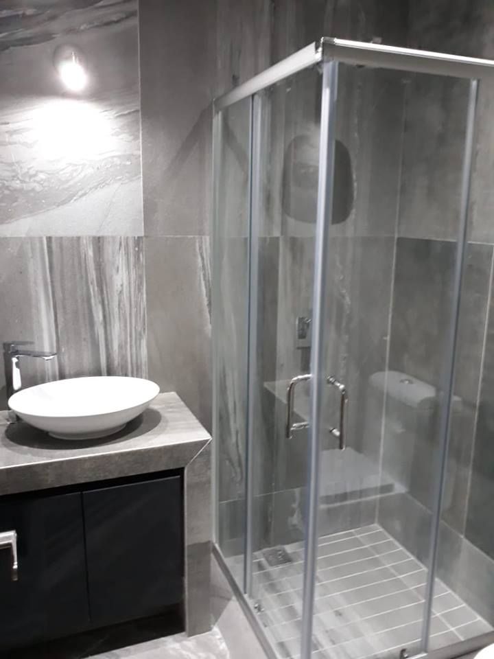 Acabados de interiores y exteriores en casa en Prados del Campestre,, SPACIOVIVO SPACIOVIVO Modern bathroom Glass