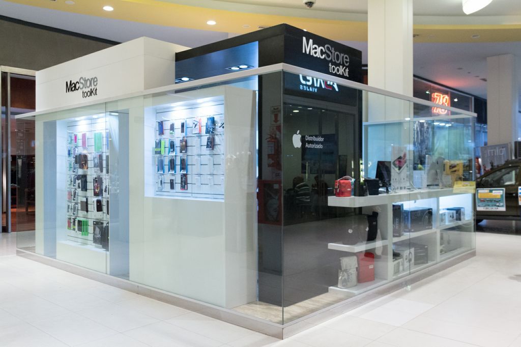 Punto de venta - Local de MacStore en shopping Faerman Stands y Asoc S.R.L. - Arquitectos - Rosario Espacios comerciales Vidrio Centros Comerciales