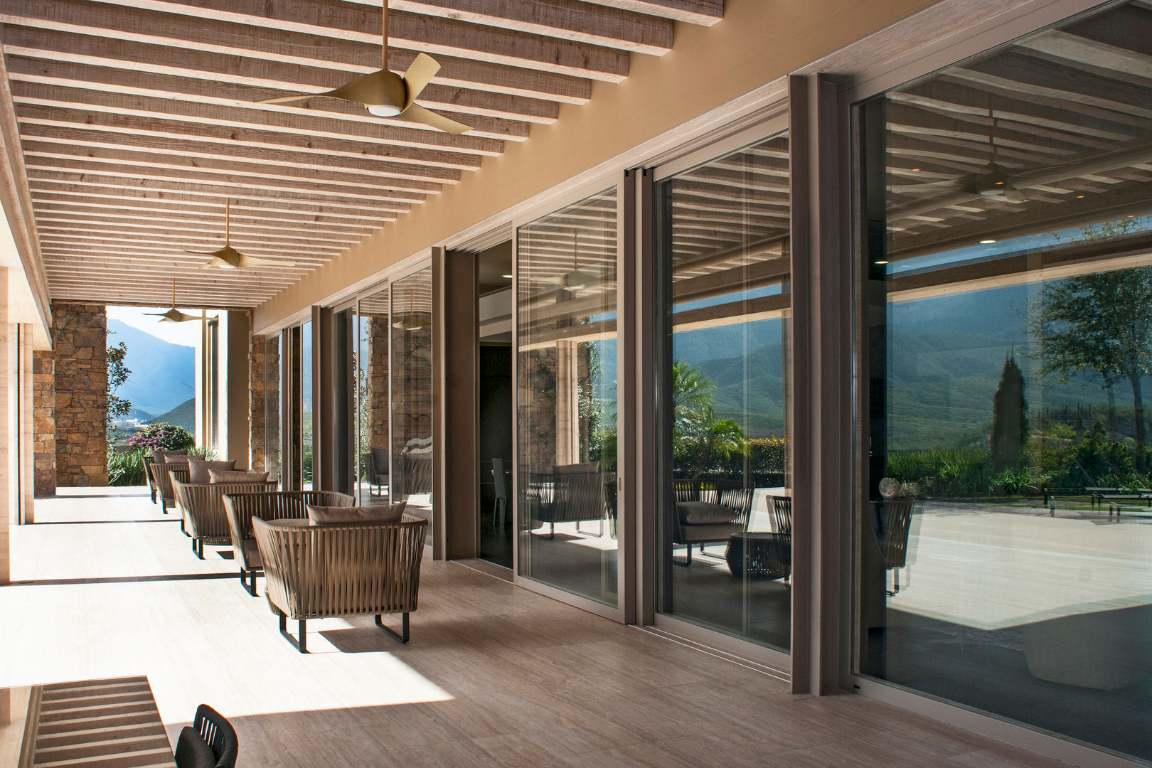 PUERTAS Y VENTANAS, GRUPO VANGARD GRUPO VANGARD Portes en bois Bois Effet bois