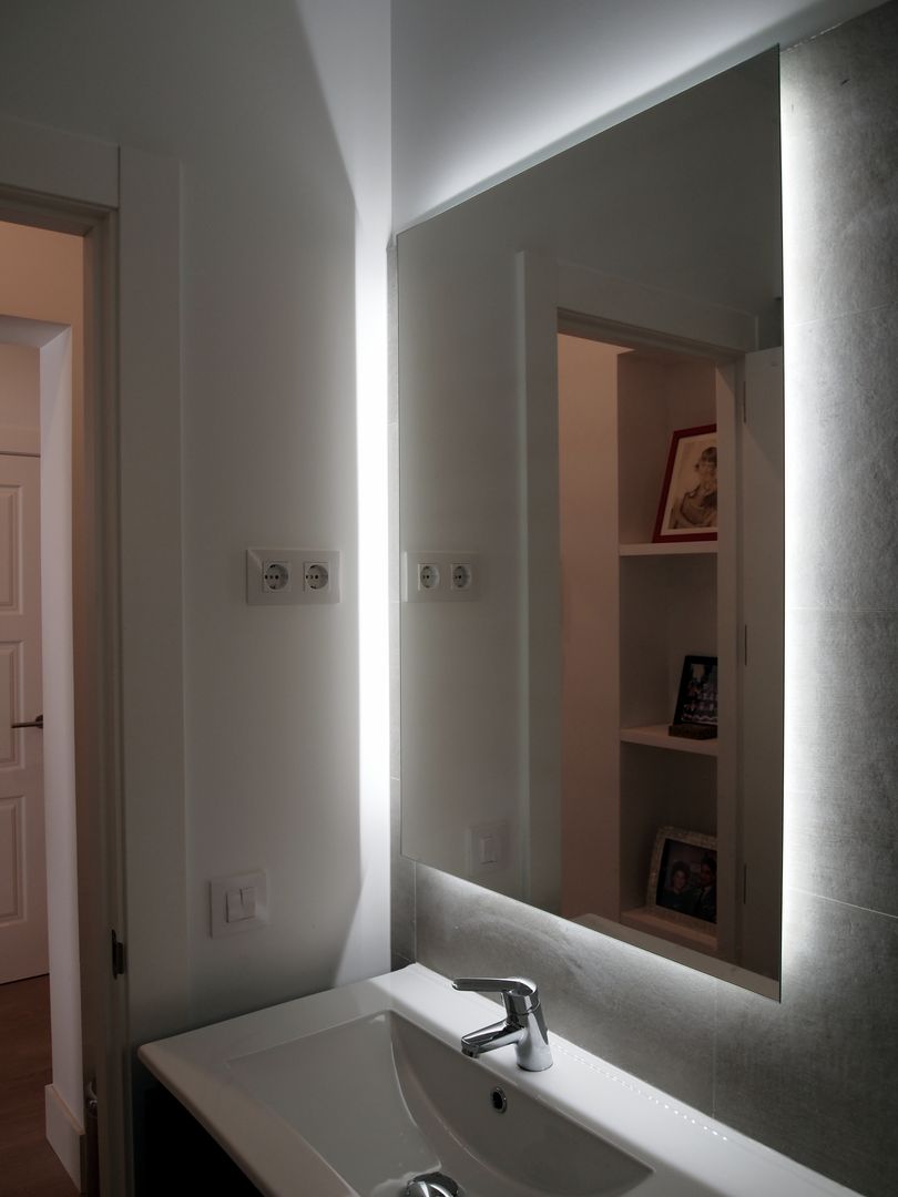 Baño con espejo retroiluminado Reformmia Baños de estilo moderno