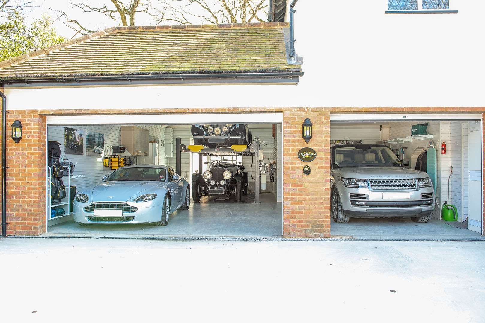 Stunning Garage Transformation in Buckinghamshire Garageflex Garajes de estilo clásico garageflex,garage,built-in storage,garage door,storage,storage solutions,designer,garage design,garage interior