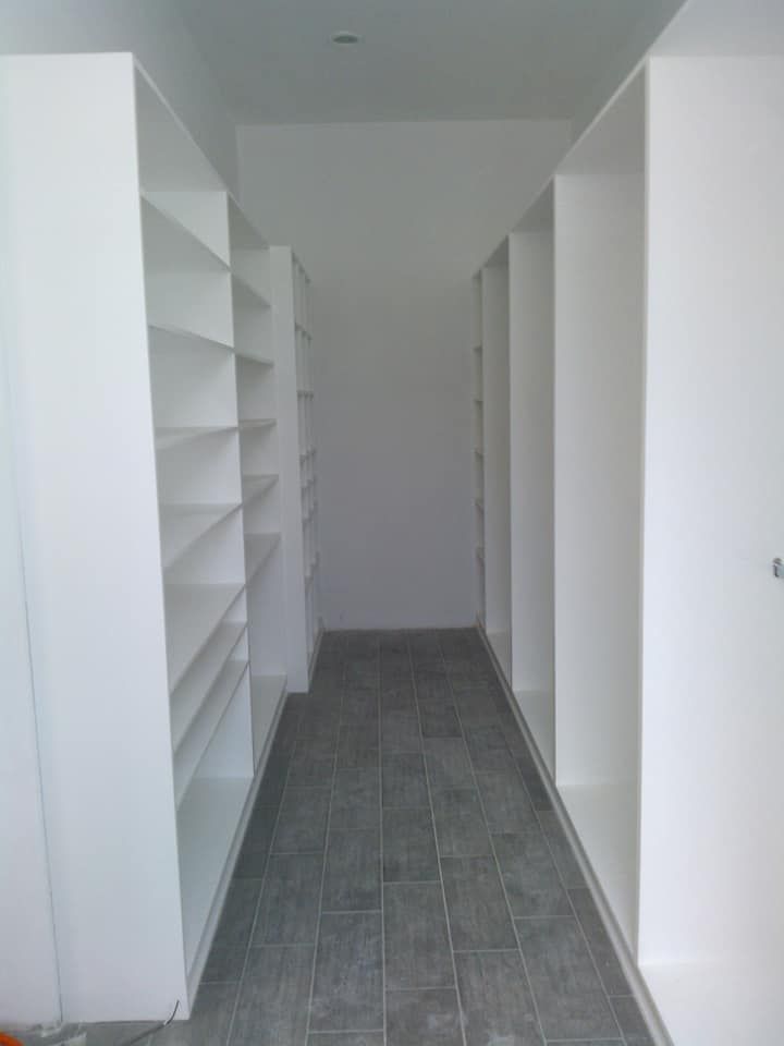 VESTIDOR BLANCO AL ALTO BRILLO MUY PRACTICO E INNOVADOR, PUERTAS Y ACABADOS PUERTAS Y ACABADOS Vestidores de estilo minimalista