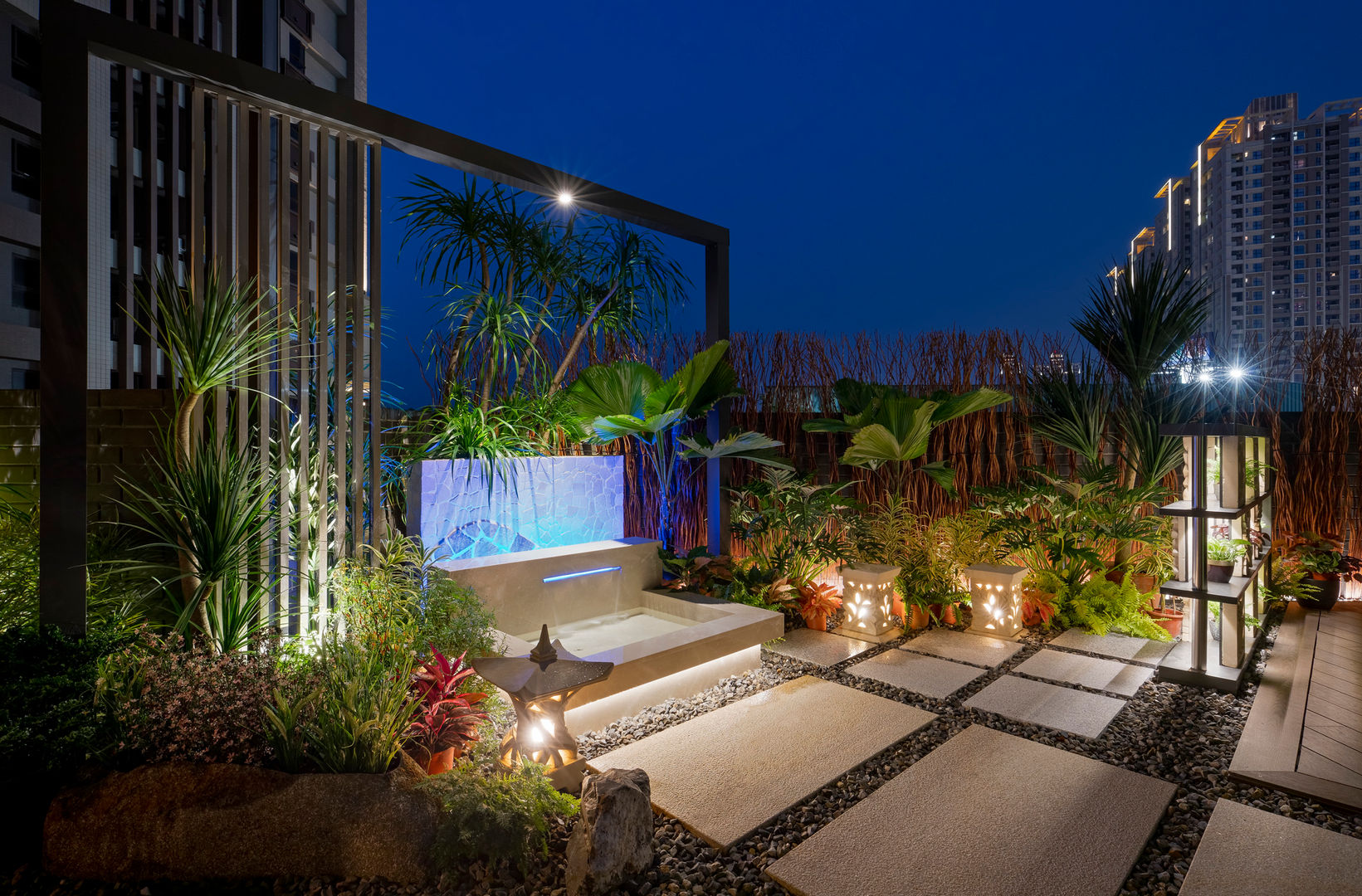 夜晚露臺的燈光景色，加上水池燈光變幻，猶如身處峇厘島度假 大地工房景觀公司 Tropical style balcony, veranda & terrace