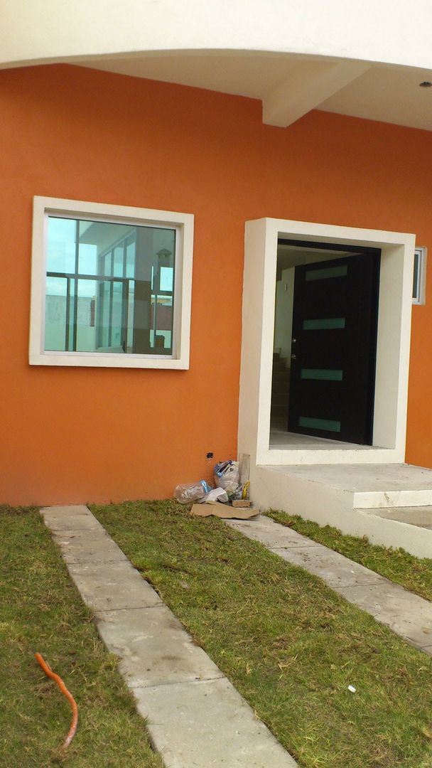 CASA ALVARADO, PACHUCA HIDALGO, ARQUEMM ARQUEMM Minimalist style doors