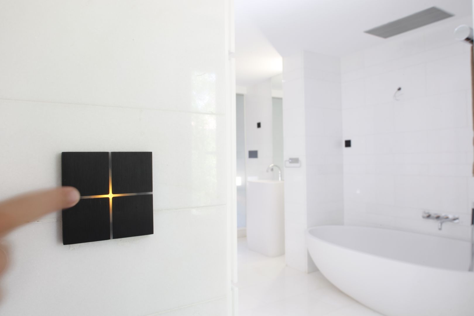 Casa domótica de lujo en Madrid, Domonova Soluciones Tecnológicas Domonova Soluciones Tecnológicas Casas de banho modernas