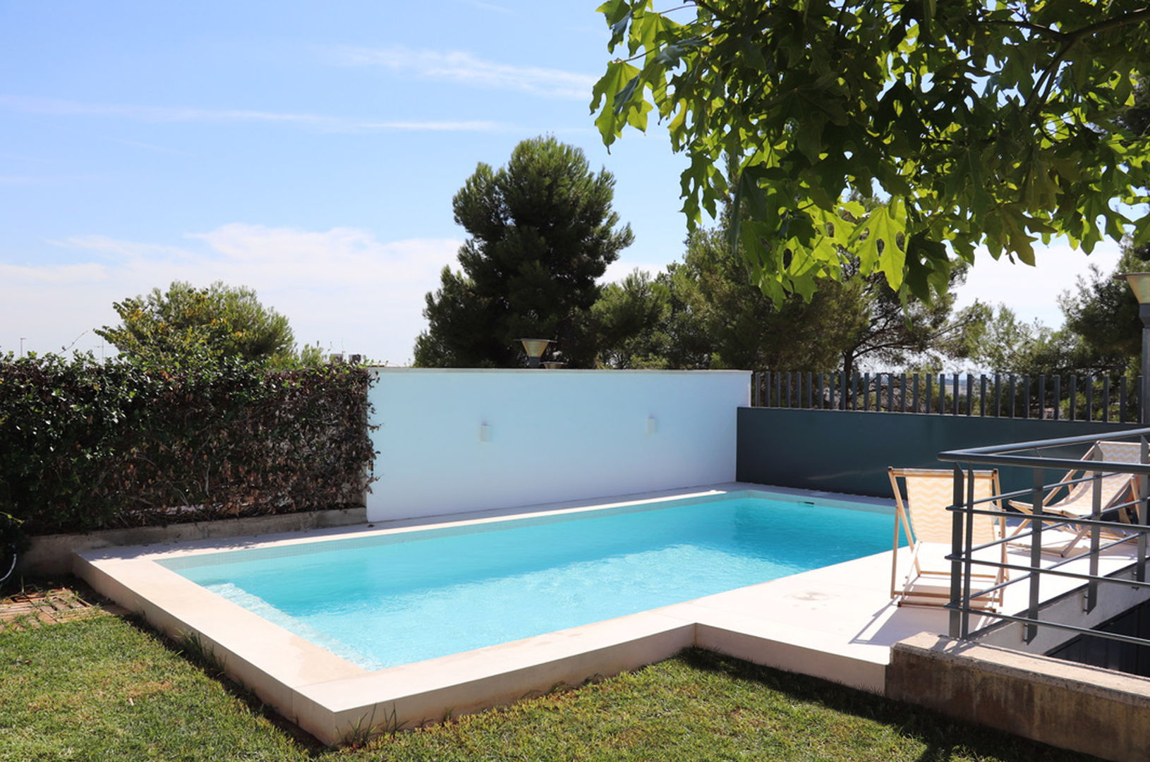 PISCINA Y TRASTERO EN VIVIENDA UNIFAMILIAR., Masquetres Arquitectos Masquetres Arquitectos 모던스타일 수영장