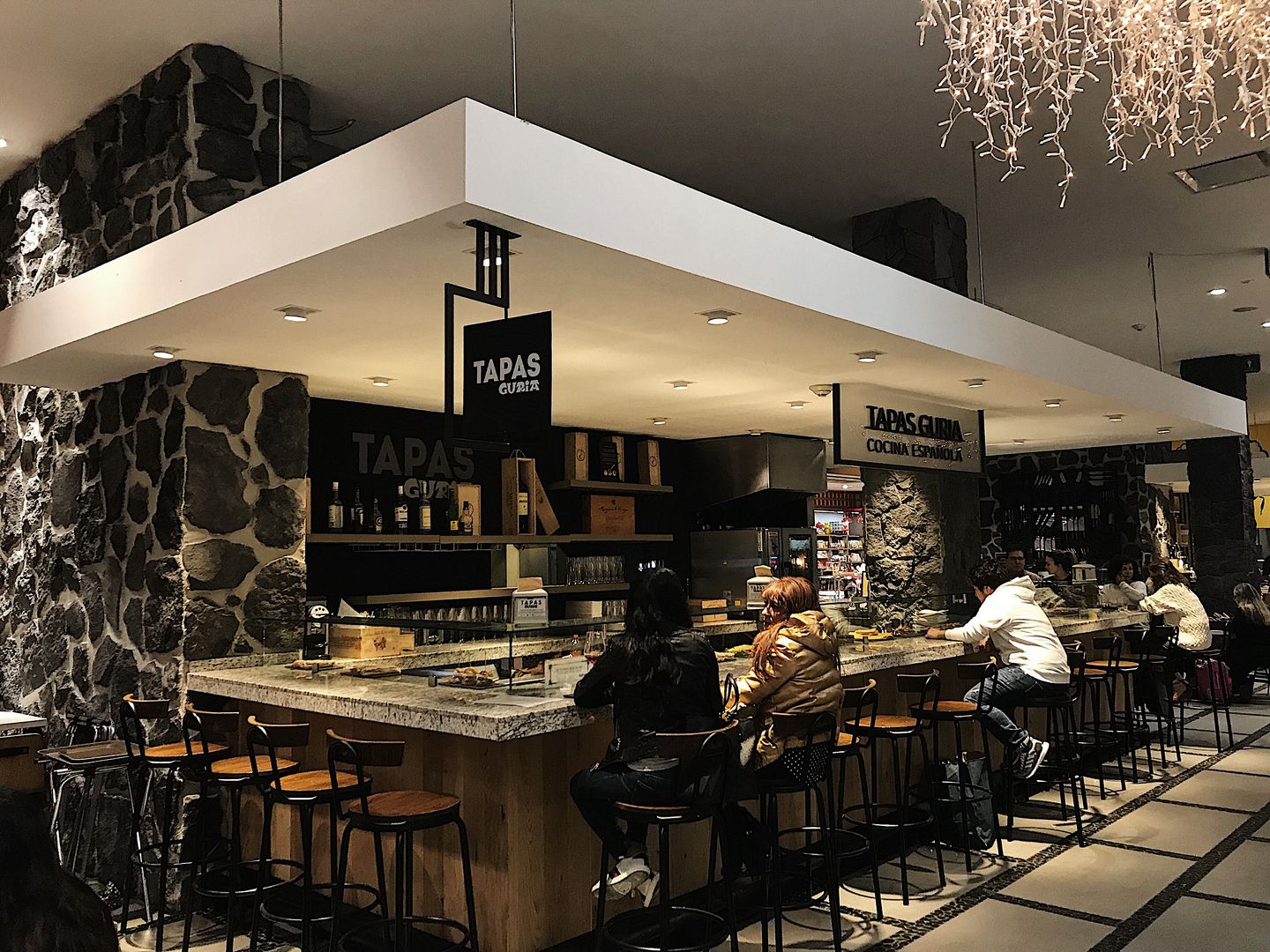 Tapas Guria - Perisur, Onno Arquitectos Onno Arquitectos 商業空間 レストラン